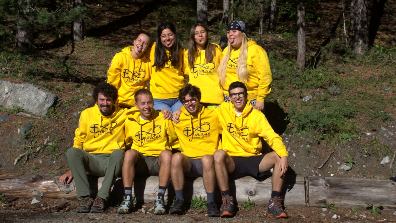 L'equipe diocesana del Settore Giovani: otto ragazzi e ragazze con la felpa gialla dei Giovani AC, in montagna.
