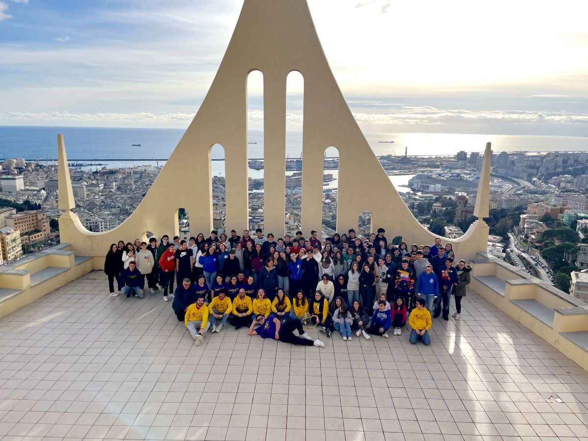 Foto di gruppo dei giovani su una terrazza panoramica sopra Genova