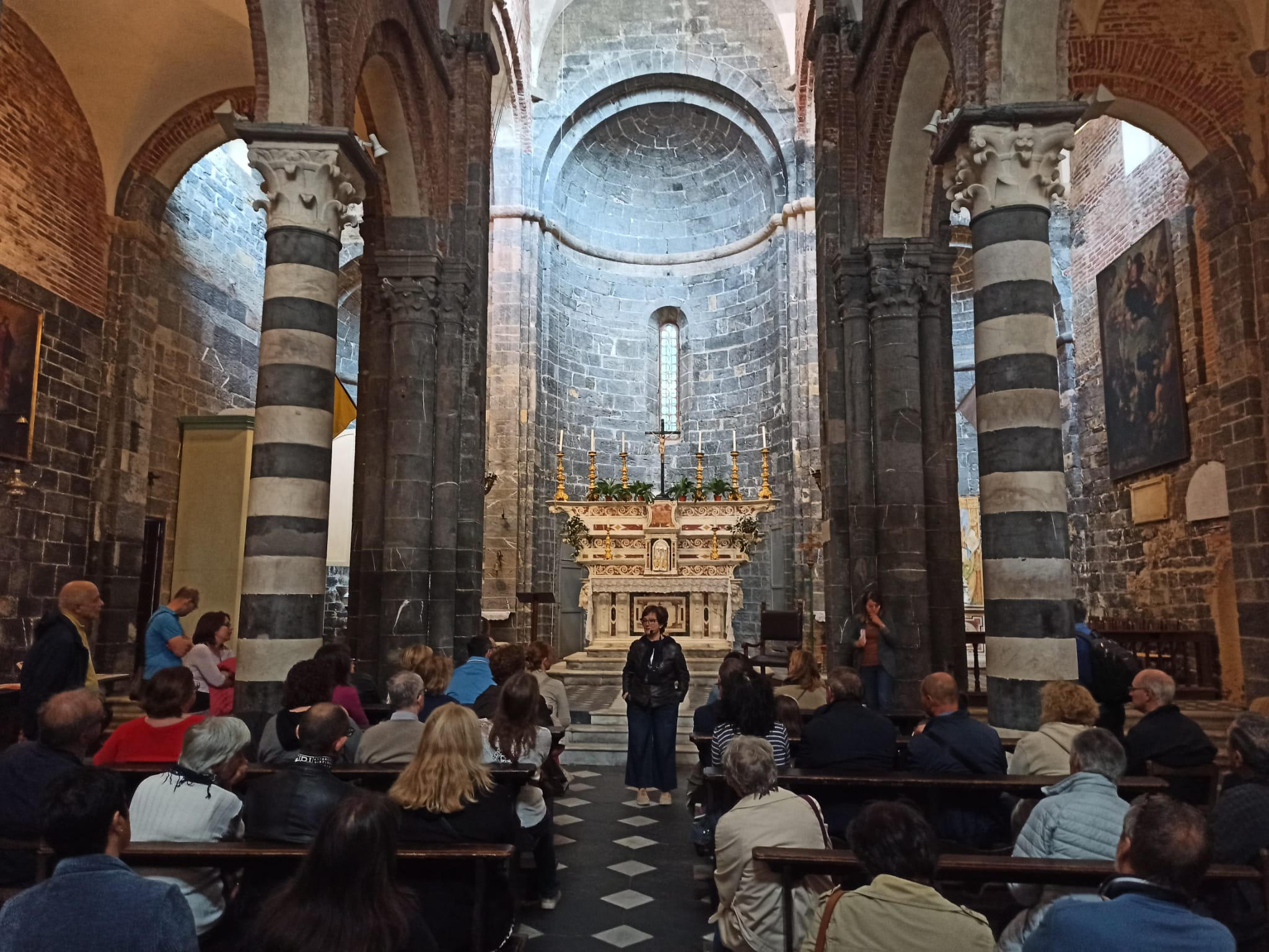 Adulti in ascolto durante un incontro in una chiesa